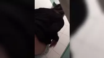 Young_girls_in_the_toilet