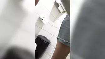 Young_girls_in_the_toilet