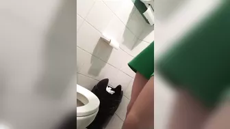 Young_girls_in_the_toilet