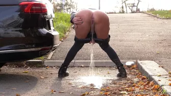 Vanda - Pissing scene, Peeing-Outdoors, PissRIP