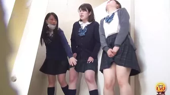 EE-706 02 Pee emergency by schoolgirls in line in front of the toilet