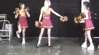 CHEERLEADERS PISS