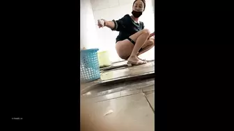 [Handheld toilet shooting] Women clapping their hands to secretly film the dry toilet - no door, no partition, full of presence 29V [a room of the original version], , PissRIP