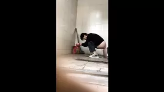 [Handheld toilet shooting] Women clapping their hands to secretly film the dry toilet - no door, no partition, full of presence 29V [a room of the original version]