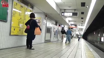 FF-027 01 Subway station toilet rush