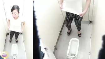 SL-189 03 Pleasant piss! Multiview peeping on orgasmic female urination on toilet