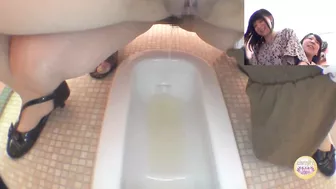 SL-014 02 Restroom emergency. 2 Girls pissing in one toilet