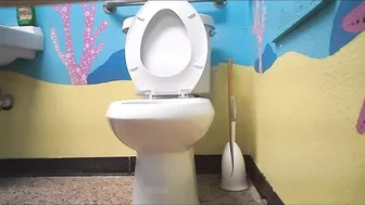 pooltoilet inside