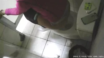 voyeurfilmed from above in a toilet