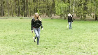 Licky Lex + Violeta - Badminton in park